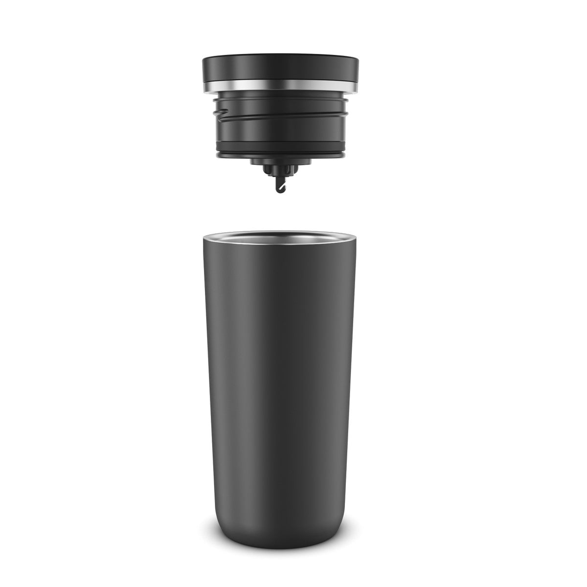 Das Bild zeigt einen schwarzen Thermobecher mit einem abnehmbaren Deckel. Der Deckel schwebt über dem Becher und ist leicht geöffnet, um das Verschlusssystem zu zeigen. Der Becher hat eine schlank geformte, zylindrische Struktur.