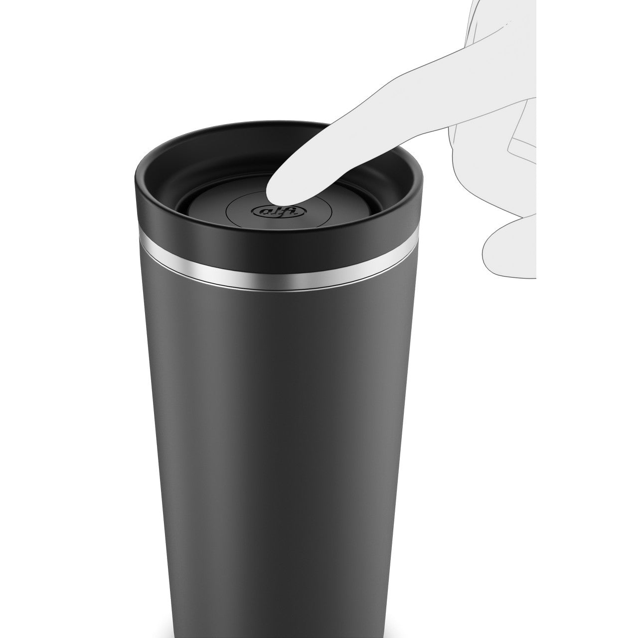 Auf dem Bild sieht man einen schwarzen, eleganten Thermobecher mit einem silbernen Rand am oberen Ende. Ein stilisierter Finger drückt auf den Deckel, welcher mit einem Druckknopf versehen ist, um das Öffnen oder Schließen zu ermöglichen.