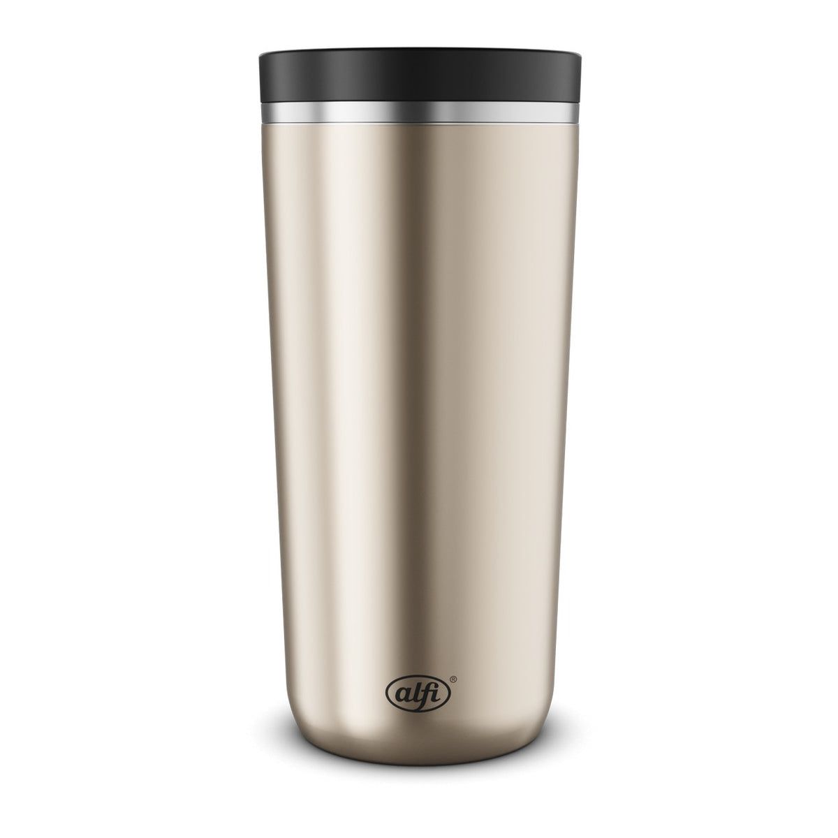 Ein eleganter, beiger Thermobecher mit einem schwarzen Deckel und einem schlichten, modernen Design ist zu sehen. Der Becher trägt unten das Logo "alfi".