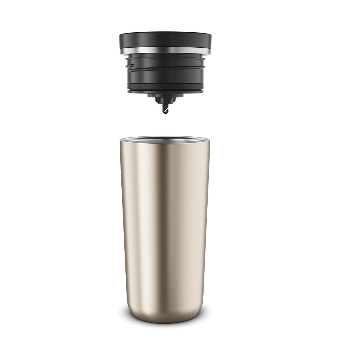 Ein eleganter, goldfarbener Thermobecher steht aufrecht, mit einem abnehmbaren schwarzen Deckel, der darüber schwebt. Der Deckel hat ein modernes, minimalistisches Design mit abgerundetem Rand.