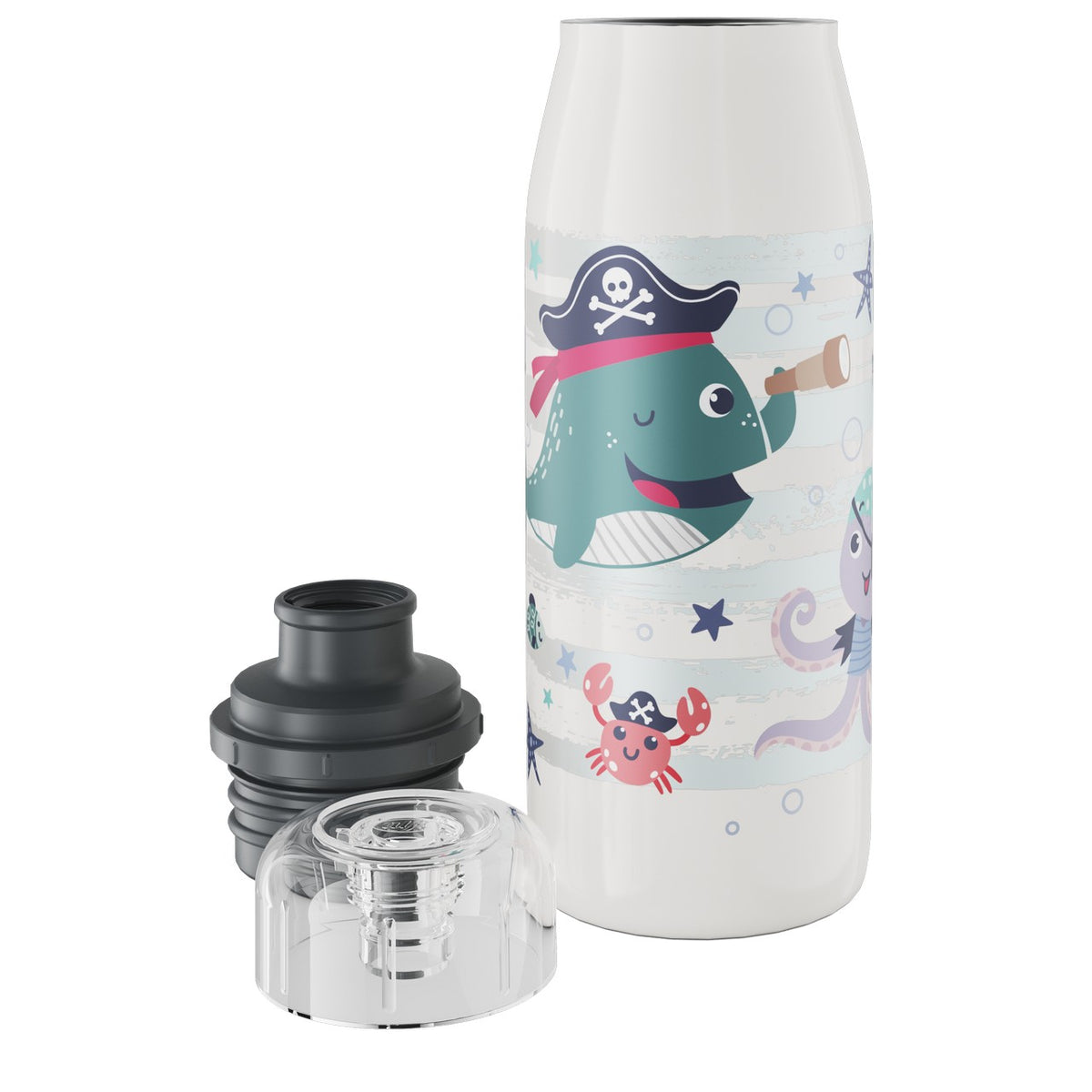 Die weiße Flasche hat ein farbenfrohes Piratendesign mit einem lachenden Wal im Piratenhut. Daneben liegen zwei abnehmbare Deckel, einer schwarz und einer durchsichtig.