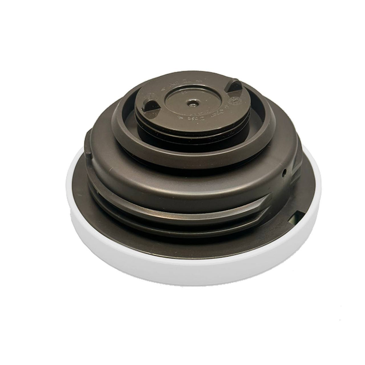 Das Bild zeigt einen zusammendrückbaren, braunen Silikon-Kaffeedeckel auf einer weißen Unterlage. Der Deckel hat ein spiralartiges Design mit mehreren horizontalen Rillen. Oben sind zwei kleine Öffnungen zu sehen, wahrscheinlich für das Trinken.
