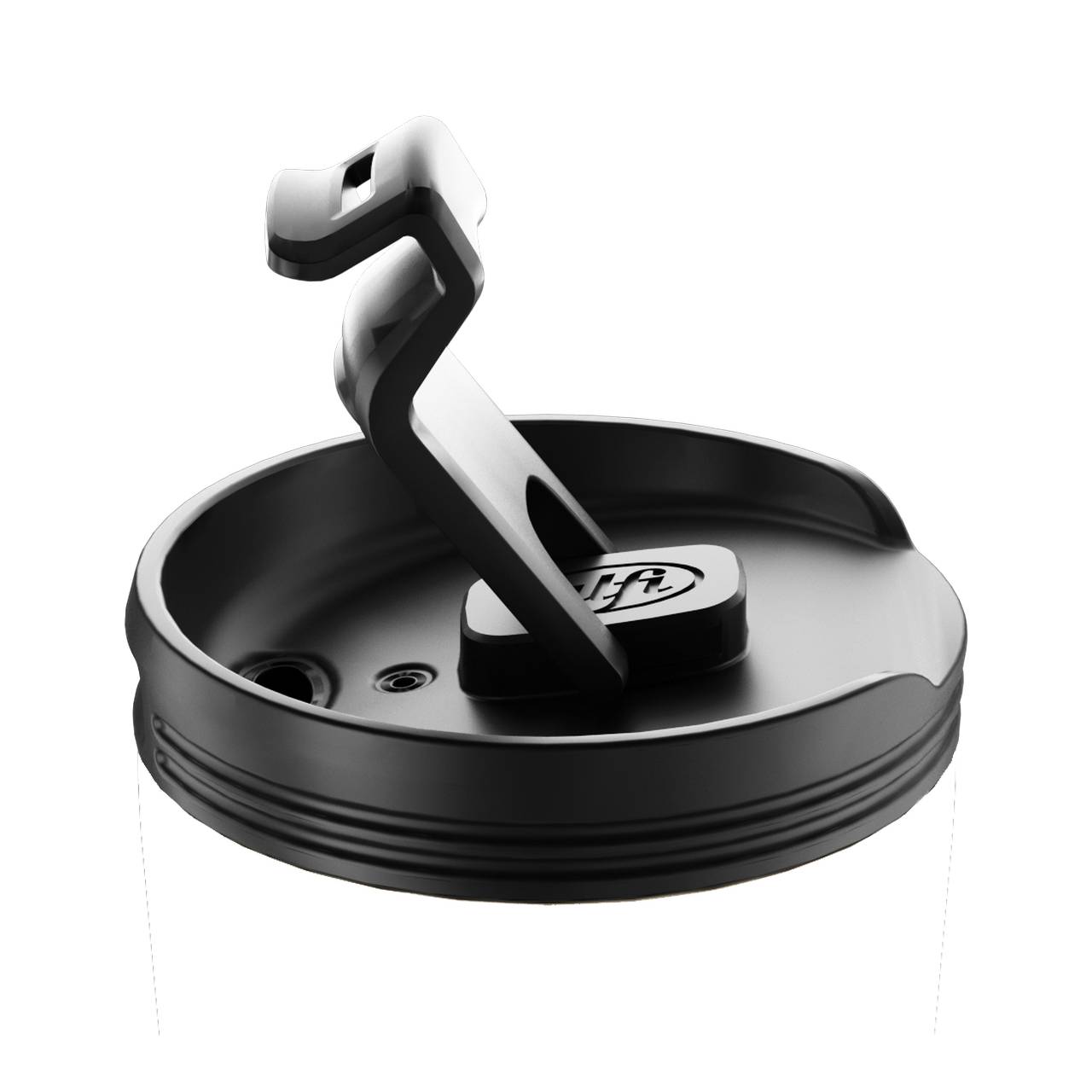 Ein schwarzer Deckel für einen Trinkbecher mit klappbarem Verschluss. Die Oberfläche ist glatt mit einem erhöhten, ergonomischen Bereich.
