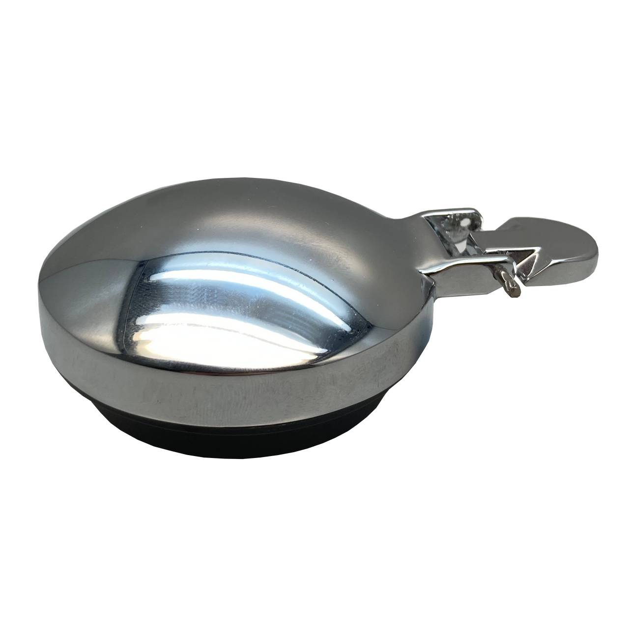 Ein glänzender, verchromter, runder Knopf mit gewölbter Oberfläche. Oben ist eine kleine Metallöse befestigt. Der Gegenstand könnte ein Verschluss sein.